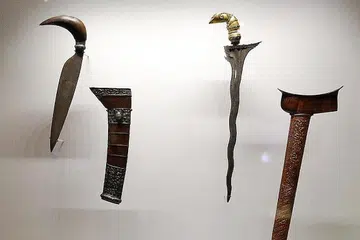 KERIS ETNIK BANJAR: Keris yang dipamerkan ini mempunyai reka bentuk yang melambangkan masyarakat Banjar di Kalimantan Selatan. Memandangkan masyarakat itu terkenal sebagai peniaga intan (berlian mentah), tukang keris Banjar sering menghiasi gagang keris dengan emas dan intan, dan sarungnya dengan suasa (campuran emas dan tembaga). - Foto-foto BH oleh KHALID BABA, THADDEUS ANG