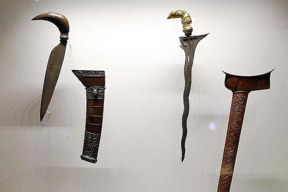 KERIS ETNIK BANJAR: Keris yang dipamerkan ini mempunyai reka bentuk yang melambangkan masyarakat Banjar di Kalimantan Selatan. Memandangkan masyarakat itu terkenal sebagai peniaga intan (berlian mentah), tukang keris Banjar sering menghiasi gagang keris dengan emas dan intan, dan sarungnya dengan suasa (campuran emas dan tembaga). - Foto-foto BH oleh KHALID BABA, THADDEUS ANG