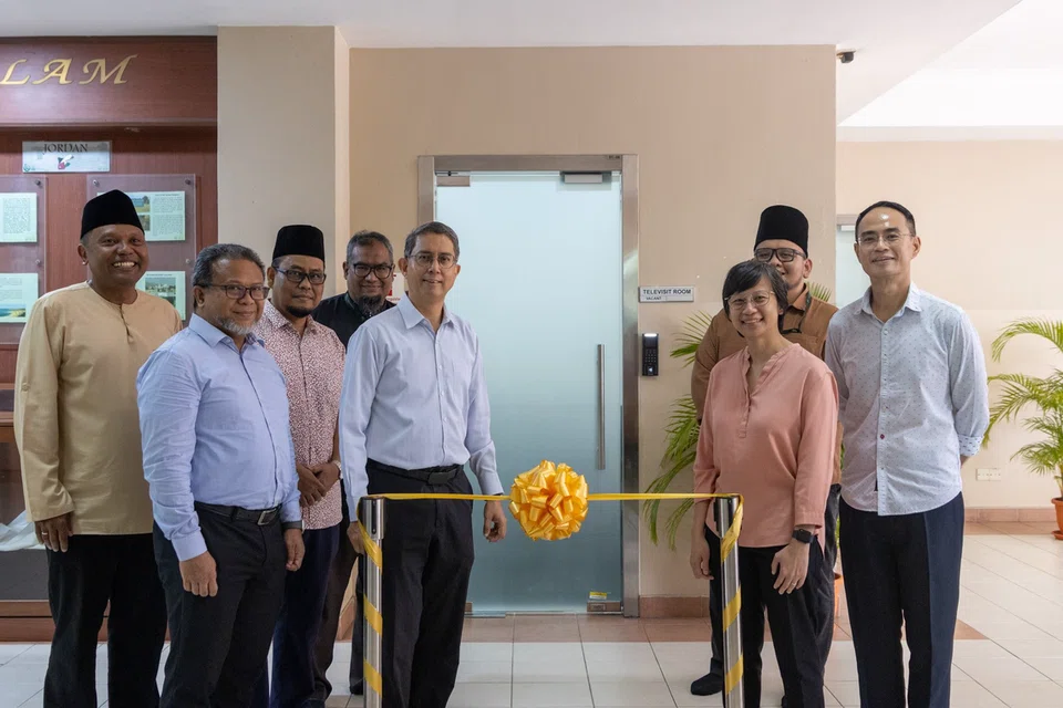 Menteri Negara (Ehwal Dalam Negeri merangkap Pembangunan Negara), Profesor Madya Dr Muhammad Faishal Ibrahim (lima dari kiri) merasmikan pusat lawatan satelit di Masjid Assyakirin. Bersamanya ialah pegawai dari masjid tersebut serta Perkhidmatan Penjara Singapura (SPS).