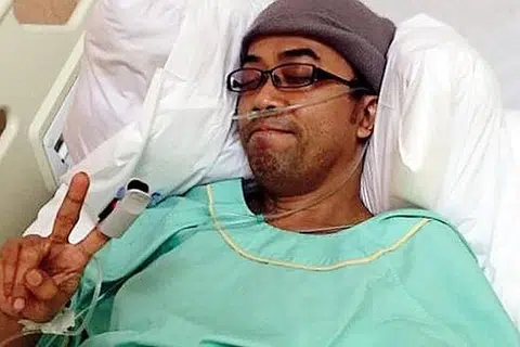 KIAN PULIH: Hazami menunjukkan isyarat tangan menandakan beliau semakin sembuh daripada penyakit pendarahan usus. - MSTAR ONLINE