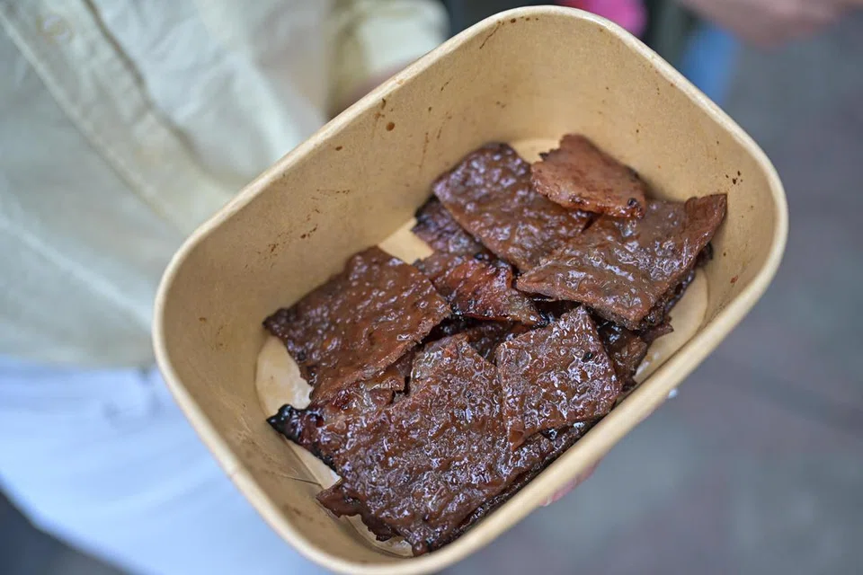 Dendeng ayam madu dan daging cili mendapat sambutan baik oleh pelanggan di gerai Deng-Deng. 