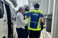 Seorang daripada tiga tertuduh ketika dibawa ke Mahkamah Syariah Muar, Johor, kerana didakwa ingkar arahan pihak berkuasa mengenai pengisytiharan 1 Ramadan. 