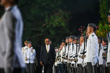 PEMERIKSAAN PERTAMA: Pemeriksaan Pengawal pertama oleh Presiden Tharman Shanmugaratnam. Kontinjen tersebut terdiri daripada anggota-anggota tentera, tentera udara dan pihak polis Singapura. 