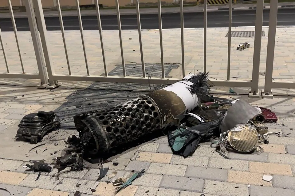 Rakaman dari AFPTV ini menunjukkan serpihan peluru berpandu Iran yang berjaya dipintas dan jatuh berhampiran pagar di tepi jalan di Qatar pada 23 Jun 2025. Walaupun Qatar diserang, Amir Qatar, Sheikh Tamim bin Hamad Al Thani, yang berjaya memeterai gencatan senjata antara Iran, Israel dengan Amerika Syarikat, telah meredakan ketegangan kian memuncak di Asia Barat. Langkah diplomatik itu dianggap sebagai pencapaian penting yang berjaya mengelakkan rantau tersebut daripada terjerumus ke dalam konflik berskala lebih besar dan pertembungan yang boleh menggugat kestabilan serantau.