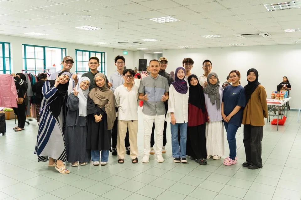 Mayor Majlis Pembangunan Masyarakat (CDC) South East, Encik Mohd Fahmi Aliman (enam dari kanan), bersama para sukarelawan ‘Project Khas Untukmu (PKU)’ pada 23 Mac 2025, termasuk Pengasas PKU, Cik Maria Zahid (barisan hadapan, lima dari kanan). 