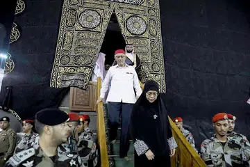 SYUKUR DIBERI AKSES: Puan Halimah (depan) dan suami, Encik Mohamed Abdullah Alhabshee, turut diberi peluang khas melawat ruang dalam Kaabah di Makkah. - Foto MCI