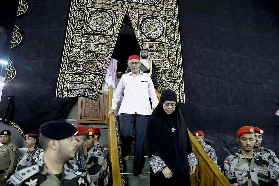 SYUKUR DIBERI AKSES: Puan Halimah (depan) dan suami, Encik Mohamed Abdullah Alhabshee, turut diberi peluang khas melawat ruang dalam Kaabah di Makkah. - Foto MCI