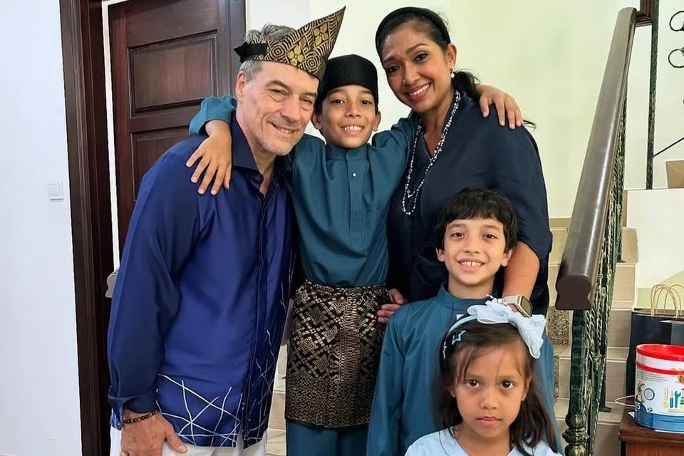 Penyanyi Malaysia, Nourul Depp bersama suaminya, Eric Depp (kiri), dan anak-anaknya daripada perkahwinan tersebut, (dua dari kiri) Zachary, Raphael dan Isabella, semasa sambutan Hari Raya Aidilfitri 2025.