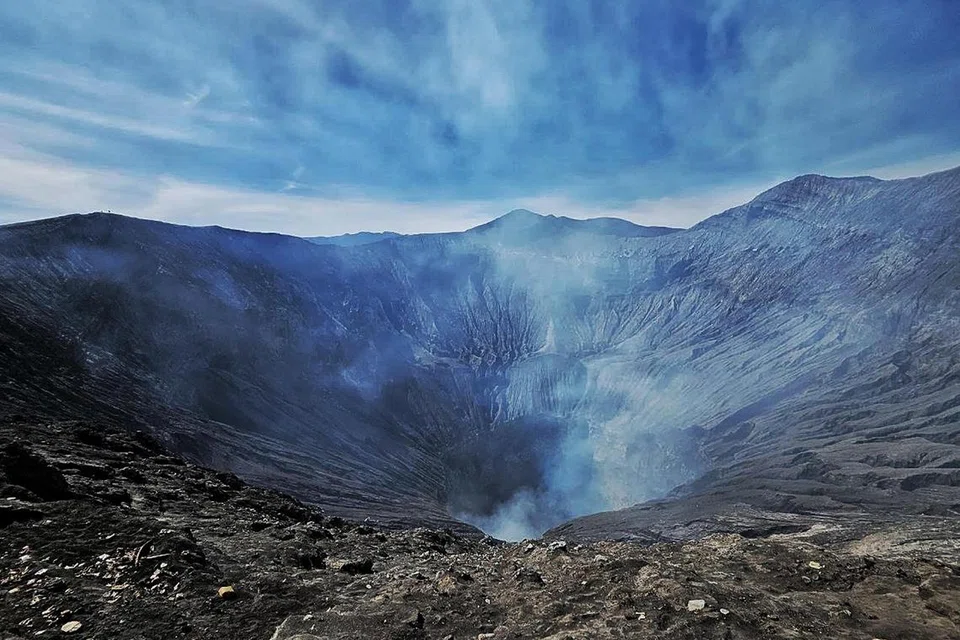 MASIH AKTIF: Kawah Gunung Bromo yang masih aktif mengeluarkan asap. Kali terakhir Gunung Bromo meletus adalah pada 2019.