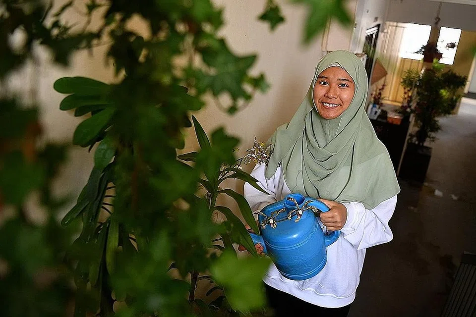 KEGIATAN YANG MENENANGKAN: Cik Nurin sudah mula berjinak-jinak dalam kegiatan bercucuk tanam sejak beliau berusia 16 tahun dan kegiatan itu menjadi suatu yang menenangkan diri. - Foto BH oleh CHONG JUN LIANG