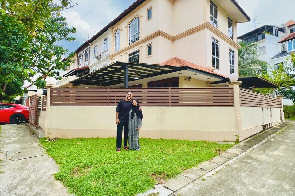 Taufik Batisah berkongsi berita gembira membeli rumah teres tiga tingkat bersama 360,000 pengikut Instagramnya.