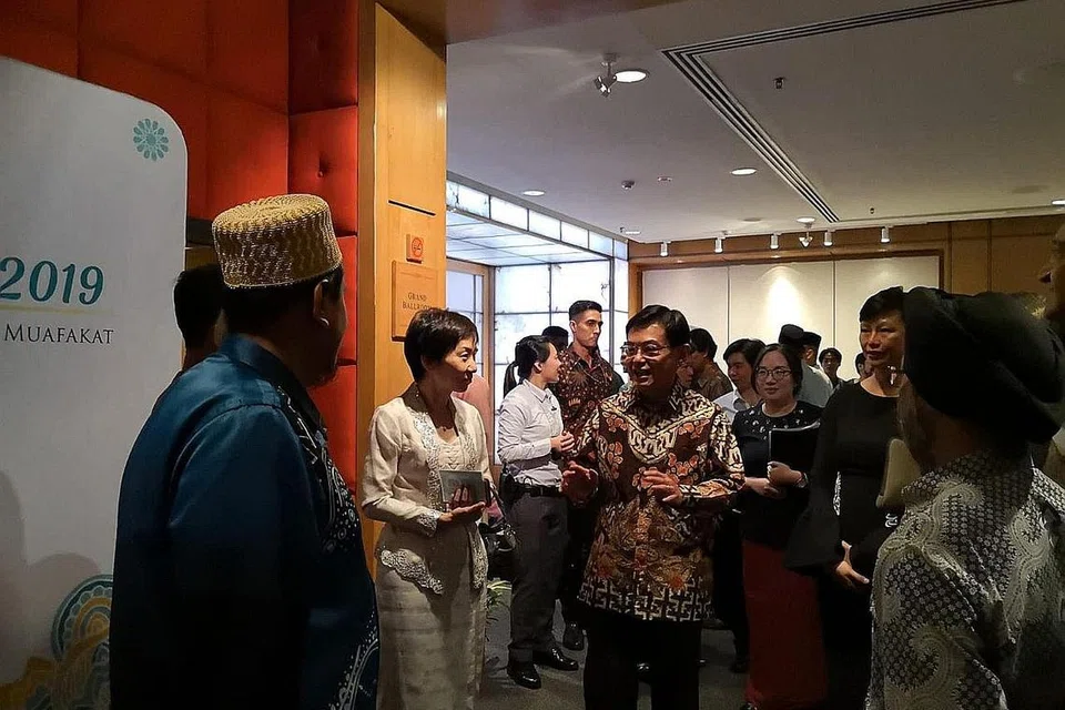 DEKATI WARGA: Encik Heng Swee Keat (tengah) dan Cik Grace Fu (sebelah kanan Encik Heng) mengambil kesempatan beramah tamah dengan para hadirin.