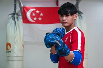 Petinju tendang Singapura, Alexavier Koh, merupakan satu-satunya wakil Singapura dalam Sukan SEA di Thailand pada Disember 2025. Beliau akui rasa tertekan namun berhasrat untuk maju selangkah demi selangkah.