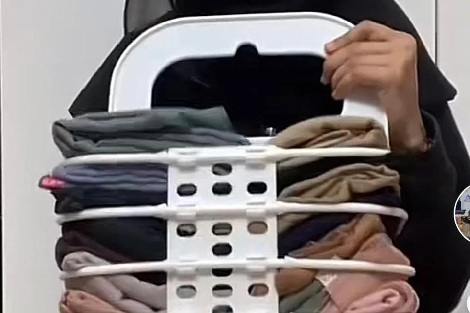 Bakul gantung yang boleh digunakan untuk menyusun tudung seperti yang disarankan oleh @fatinafefa di TikTok.