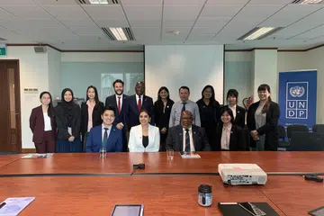 Cik Khairunnisa Yahya (dua dari kiri) di pejabat (Rancangan Pembangunan Pertubuhan Bangsa-Bangsa Bersatu (UNDP) Singapura bersama mantan Presiden Perhimpunan Agung Pertubuhan Bangsa-Bangsa Bersatu (UN), Encik Dennis Francis, semasa beliau berkunjung ke Singapura pada Julai 2024.