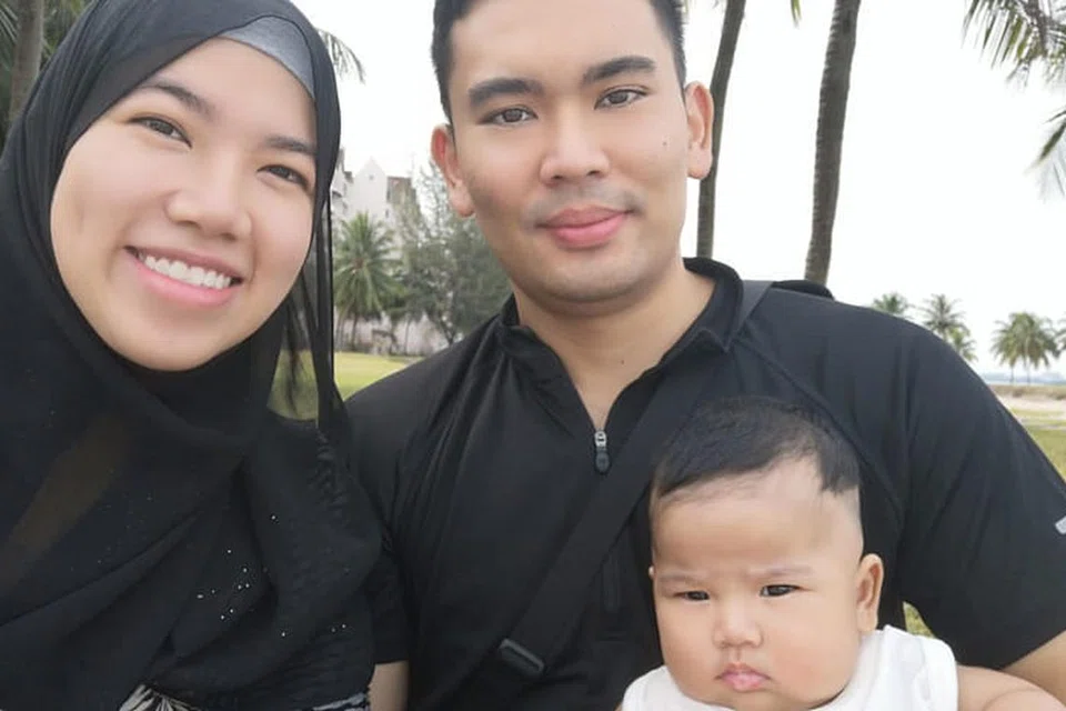 HATI TETAP DI SINGAPURA: Encik Imran Mustapha bersama isteri Cik Song Xiuhua Shafiqah Nadiah dan anak mereka Ilyas. Encik Imran, yang kini bertugas di Kuala Lumpur, ulang-alik ke Singapura setiap dua minggu untuk bersama keluarganya. - Foto ihsan IMRAN MUSTAPHA