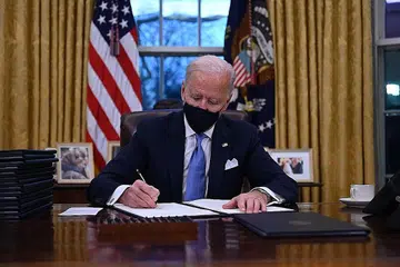LAKSANA KUASA PRESIDEN: Encik Joe Biden selaku ketua negara Amerika Syarikat yang baru dilantik telah menandatangani beberapa perintah eksekutif, termasuk langkah menyertakan semula Amerika ke dalam Perjanjian Paris. - Foto AFP