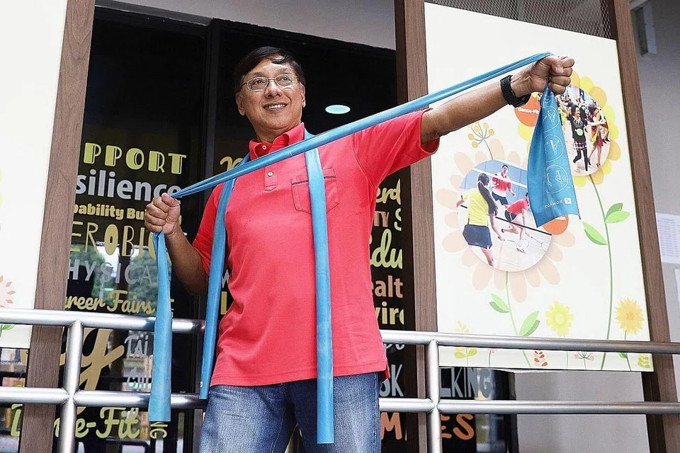 KEKAL AKTIF: Encik Abdullah Suaib mengisi masanya di luar rumah bersama teman-teman agar beliau dapat terus cergas walaupun sudah bersara. - Foto-foto BM oleh MARCELLIN LOPEZ