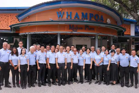 Wajah baru Parti Pekerja (WP), Encik Harpreet Singh Nehal (paling kiri), Encik Kenneth Tiong (kedua dari kiri), dan Encik Jackson Au (keempat dari kiri), bersama rakan-rakan parti mereka di acara penglibatan di Whampoa pada Disember.