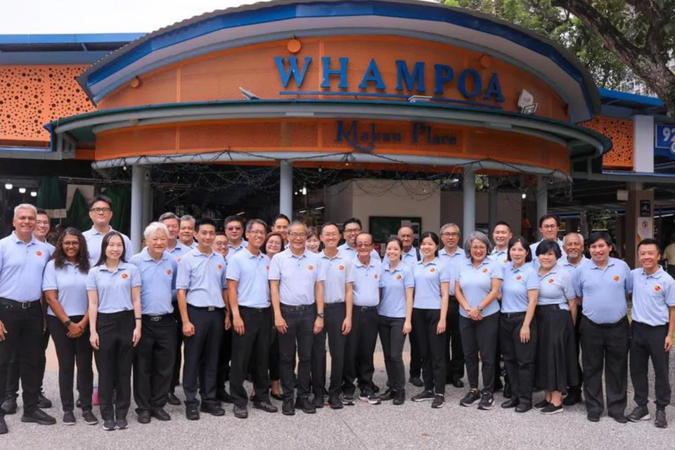 Wajah baru Parti Pekerja (WP), Encik Harpreet Singh Nehal (paling kiri), Encik Kenneth Tiong (kedua dari kiri), dan Encik Jackson Au (keempat dari kiri), bersama rakan-rakan parti mereka di acara penglibatan di Whampoa pada Disember.