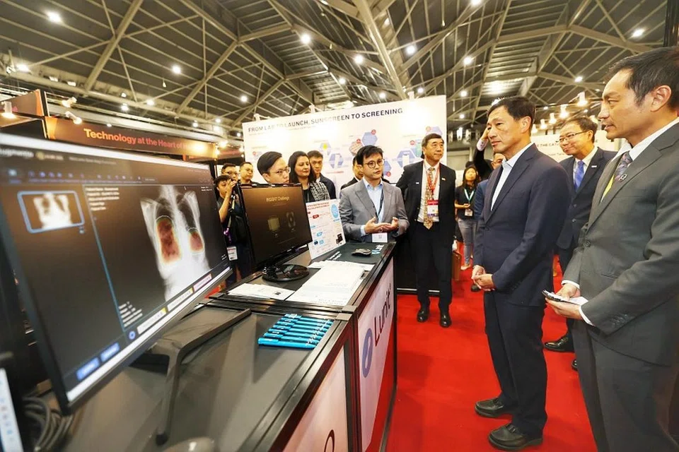 Menteri Kesihatan, Encik Ong Ye Kung (tiga dari kanan), semasa majlis perasmian Kongres Kesihatan dan Bioperubatan Singapura ke-22 di Singapore Expo, pada 10 Oktober.