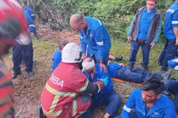 Sebahagian daripada penumpang bas kilang yang cedera diberikan rawatan awal di lokasi. 