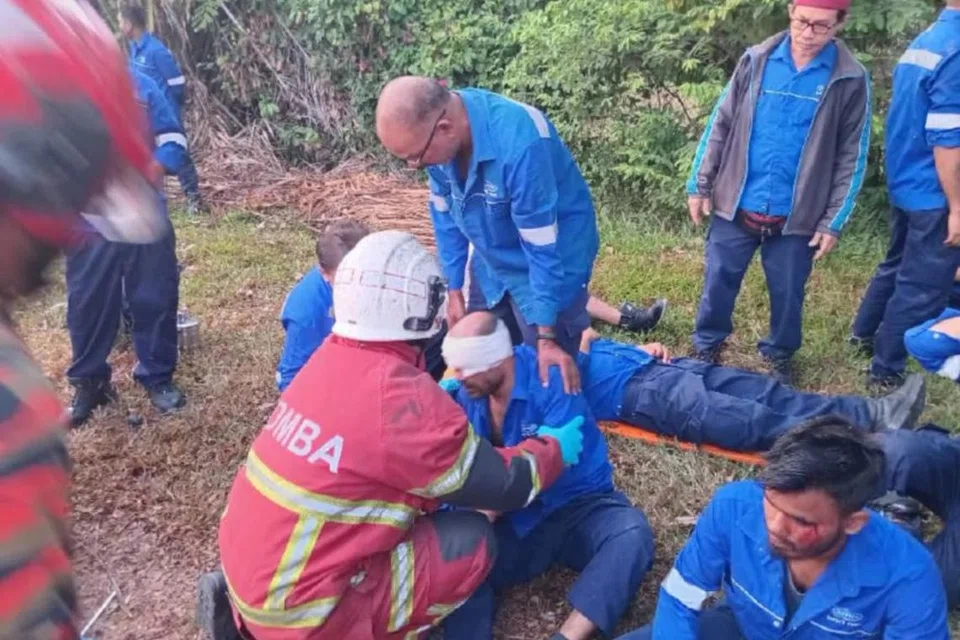 Sebahagian daripada penumpang bas kilang yang cedera diberikan rawatan awal di lokasi. 
