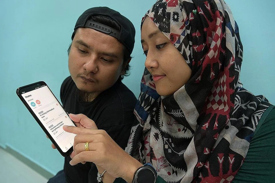 ALU-ALUKAN INISIATIF BARU: Cik Alissyazana dan suami, Encik Hambali Siddeq Abdulrahman, berpendapat aplikasi yang dilancarkan memudahkan ibu bapa memantau perkembangan anak serta program-program yang diadakan di sekolah di samping menawarkan borang keizinan digital yang ringkas dan mudah digunakan.
