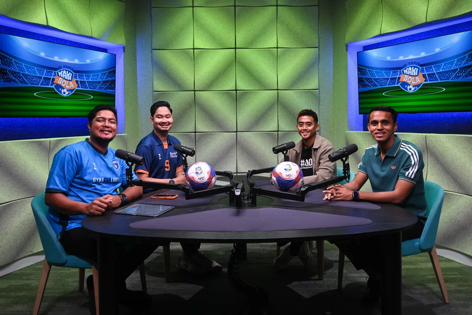 Shahdan Sulaiman (paling kanan) dan Amy Recha (dua dari kanan) bersama hos Kaki Bola dan wartawan BH, Hazman Abdul Aziz (dua dari kiri) dan hos bersama Kaki Bola dan bekas pengurus pasukan bola sepak Singapura, Farehan Hussein.