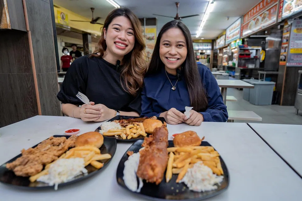 WARTAWAN KAKI MAKAN: Dahlia Zulkifli (kiri) dan Nur Syuhrah Hassan 