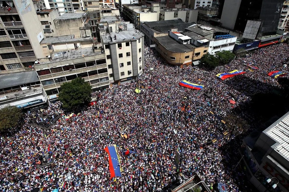 BANTAHAN MENINGKAT: Penyokong pembangkang menyertai rapat Hari Belia dan bantahan terhadap president Venezuela, Encik Nicolas Maduro, di Caracas pada 12 Februari. - Foto REUTERS