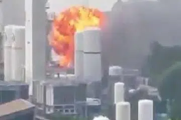 KEBAKARAN DAN KEDENGARAN LETUPAN: Pihak SCDF menerima panggilan pada 9.30 pagi untuk bantuan memadamkan kebakaran yang berlaku di pekarangan firma pembuatan gas di kawasan perindustrian Jurong. - Foto TWITTER/@ALIBABA_160194