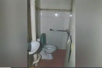 Antara Oktober 2016 dan Ogos 2017, dua anak lelaki itu – Ayeesha dan adik lelakinya – terkurung dalam tandas dan hanya dibenarkan keluar untuk makan. 