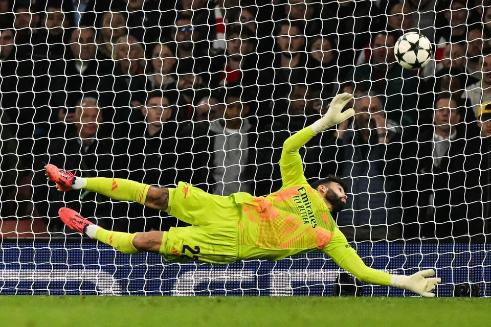 Penjaga gawang Arsenal, David Raya berjaya menghalang percubaan pemain tengah Shaktar Donetsk, Pedrinho. Ini membantu Arsenal bertahan dan menang ke atas Shaktar Donetsk 1-0 dalam perlawanan Liga Juara-Juara pada 23 Oktober. 