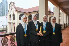JUARA DUNIA: Pelajar Madrasah Alsagoff Al-Arabiah (dari kiri) Nurwada’ah Mohamed, 17 tahun; dan Sharifah Muneerah Sheik Nawaz, 18 tahun; Sofiyyah Mohd Amirullah, 16 tahun dan Nur Wanie Azmi, 18 tahun dinobat juara dunia dalam kategori Arab sebagai Bahasa Asing (AFL) dalam Kejohanan Debat Sekolah Antarabangsa Qatar 2023.