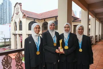 JUARA DUNIA: Pelajar Madrasah Alsagoff Al-Arabiah (dari kiri) Nurwada’ah Mohamed, 17 tahun; dan Sharifah Muneerah Sheik Nawaz, 18 tahun; Sofiyyah Mohd Amirullah, 16 tahun dan Nur Wanie Azmi, 18 tahun dinobat juara dunia dalam kategori Arab sebagai Bahasa Asing (AFL) dalam Kejohanan Debat Sekolah Antarabangsa Qatar 2023.