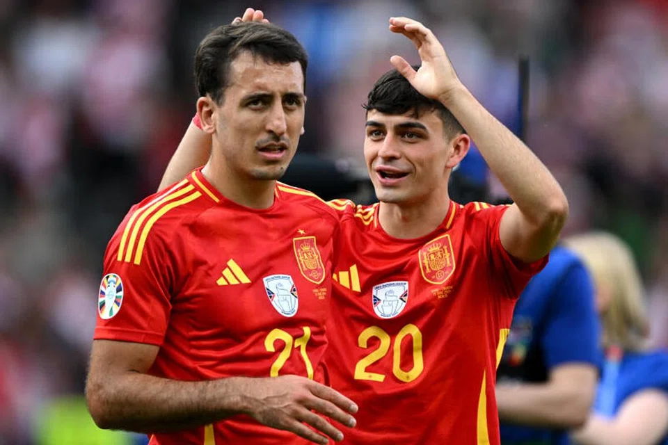 Penyerang Sepanyol, Mikel Oyarzabal (kiri), berkata pasukan La Roja “tidak akan berehat” setelah kini dianggap “pasukan pilihan” untuk memenangi Euro 2024.
