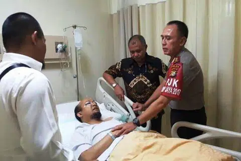 MANGSA SERANGAN ASID: Pengerusi KPK, Encik Agus Rahardjo dan Ketua Polis Jakarta, Inspektor Jenderal M. Iriawan, melawat Encik Novel Baswedan di sebuah hospital di Jakarta Utara semalam (April 11). - Foto THE JAKARTA POST/TRIBUNNEWS 