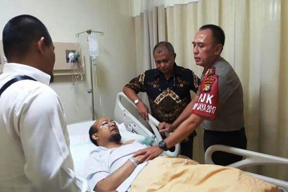 MANGSA SERANGAN ASID: Pengerusi KPK, Encik Agus Rahardjo dan Ketua Polis Jakarta, Inspektor Jenderal M. Iriawan, melawat Encik Novel Baswedan di sebuah hospital di Jakarta Utara semalam (April 11). - Foto THE JAKARTA POST/TRIBUNNEWS 