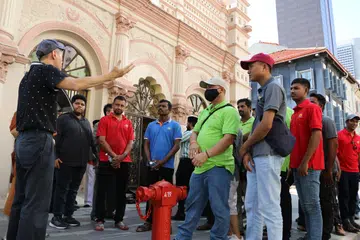 SEBAHAGIAN DARIPADA MASYARAKAT: Sekitar 20 pekerja migran sertai sesi dialog untuk memahami lebih lanjut mengenai keharmonian kaum dan agama di Singapura pada Ahad. Pekerja migran juga telah melawat Galeri Kepelbagaian Harmoni bersama para pemimpin muda.