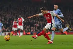 Penyerang Arsenal Leandro Trossard menjaringkan gol kedua untuk membantu Arsenal menewaskan Spurs di Stadium Emirates.