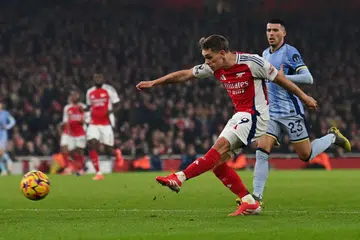 Penyerang Arsenal Leandro Trossard menjaringkan gol kedua untuk membantu Arsenal menewaskan Spurs di Stadium Emirates.