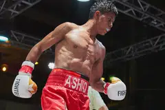 'HILANG MAHKOTA': Kekalahan Muhammad Ashiq April lalu bukan saja kekalahan pertama beliau sebagai petinju profesional, bahkan mahkota Super Bantamweight Perak Antarabangsa WBC yang disandangnya - beliau petinju Singapura pertama meraih gelaran itu - sejak Disember lalu turut dilucutkan akibat kekalahan tersebut. - Foto Fail