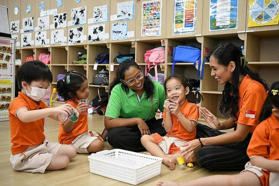 LEBIH SOKONGAN: Pakar sokongan pembangunan, Cik Vishaalini Vasanthanathan (dua dari kiri), berinteraksi dengan murid prasekolah My First Skool di 49 Rivervale Crescent pada Rabu. - Foto ST
