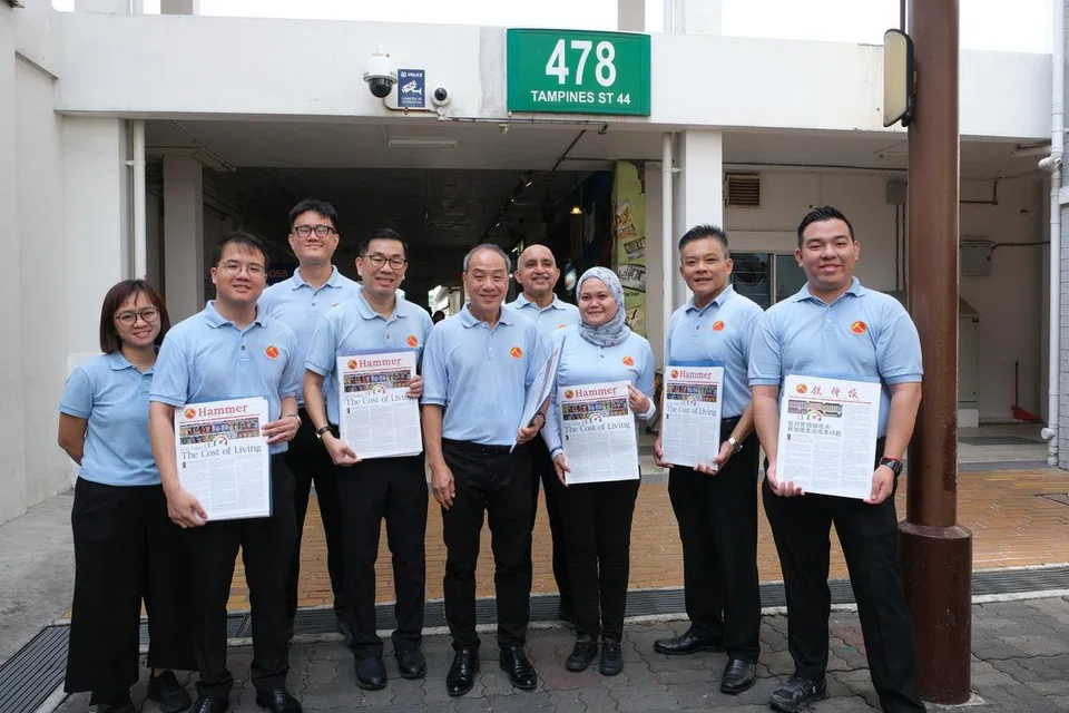 Mantan Setiausaha Agung Parti Pekerja (WP) Encik Low Thia Khiang (tengah) dengan empat bakal calon di Tampines: Encik Andre Low (dua dari kiri), Encik Jasper Kuan (empat dari kiri), Cik Afifah Khalid (tiga dari kanan) dan Encik Jimmy Tan (dua dari kanan).