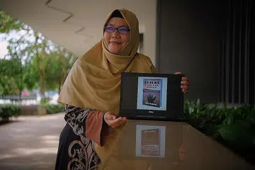 PERKASA DIRI DAN ORANG LAIN: Sewaktu pandemik Covid-19, guru menjahit Cik Ramadhaniah Rahmat berkongsi pengalaman menimba ilmu baru dan memberi perangsang menerusi buku tulisannya, Rezeki Yang Tak Diduga. - Foto BH oleh MARK CHEONG
