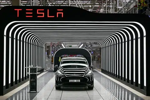 Jualan syarikat Tesla susut 12 peratus kepada AS$22.5 bilion ($28.7 bilion) pada suku kedua, iaitu penurunan paling ketara dalam sekurang-kurangnya sedekad.