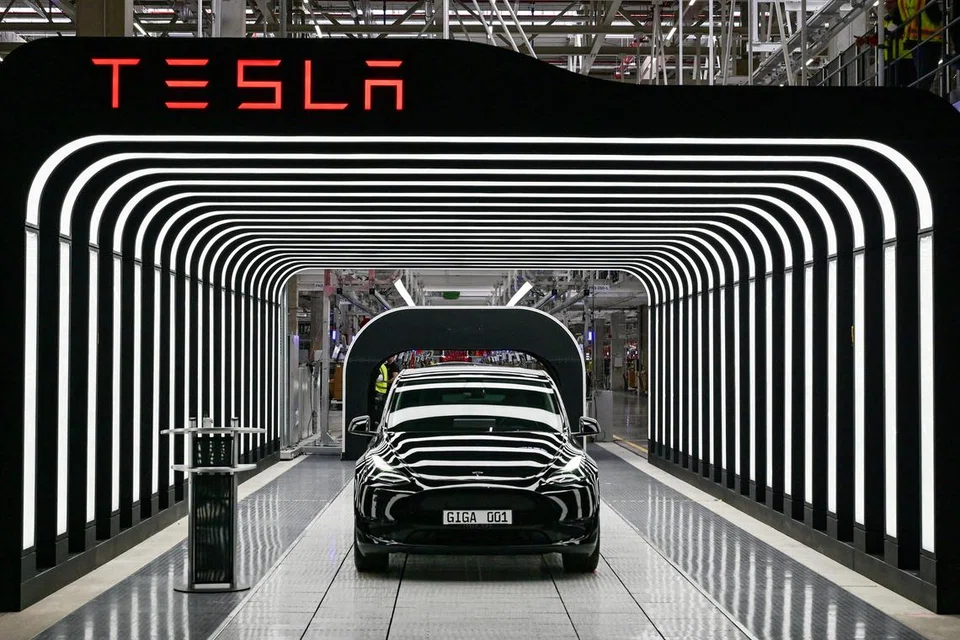 Jualan syarikat Tesla susut 12 peratus kepada AS$22.5 bilion ($28.7 bilion) pada suku kedua, iaitu penurunan paling ketara dalam sekurang-kurangnya sedekad.