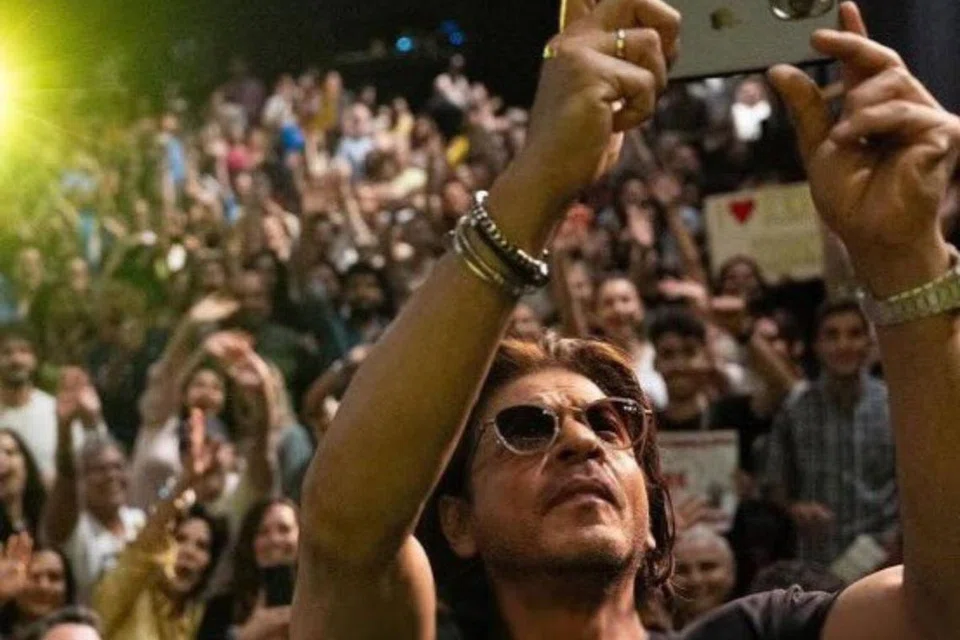Shah Rukh Khan merakam swafoto atau ‘wefie’ bersama lautan peminatnya yang berkumpul di luar rumahnya di Mannat sekitar kawasan mewah Bandra di India.