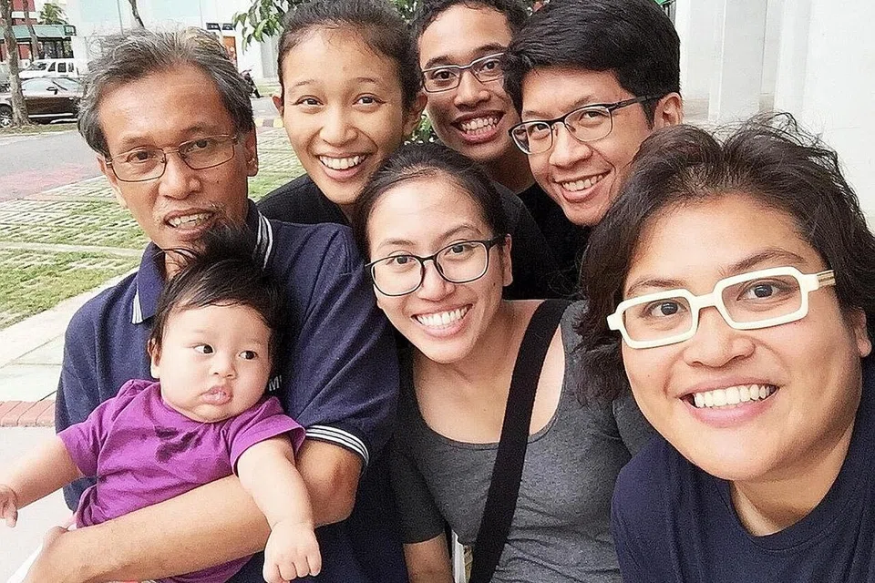 KELUARGA BAHAGIA: Encik Suhaiemi Sakon (menggendong cucu) berpegang pada amalan mengasuh anak secara positif dengan mencurahkan kasih sayang sepenuhnya. Bersama beliau ialah anaknya, Cik Tuty Norashikin (kanan), Cik Nur' Izzati Atikah (di kirinya) bersama suami, Encik Iylia Dhamiri Zakaria; Cik Afiqah Nur Fitri (di bahu belakang Encik Suhaiemi), dan Muhammad Alisudais (belakang). - Foto ihsan SUHAIEMI SAKON